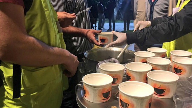 Taksim'deki Evsizlere Her Akşam Çorba Dağıtan Güzel Hareket: Çorbada Tuzun Olsun