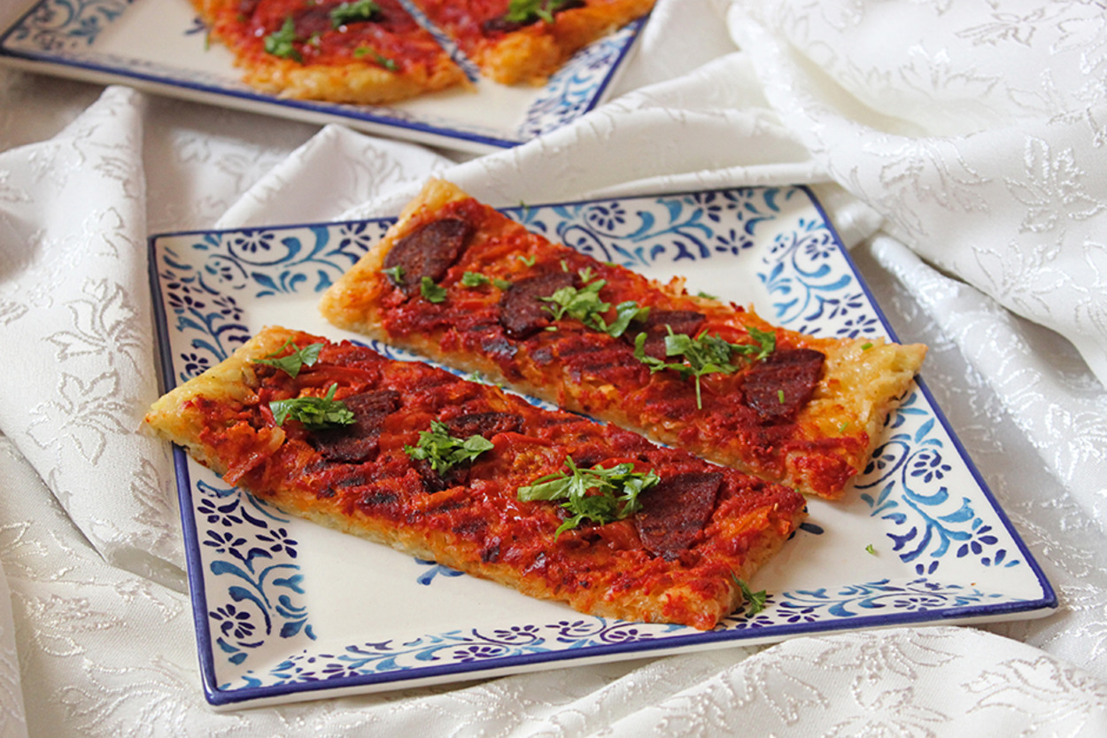 Ekmeksiz Hazırlanan: Patatesli Sucuklu Açık Tost