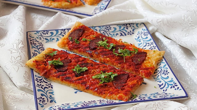 Ekmeksiz Hazırlanan: Patatesli Sucuklu Açık Tost