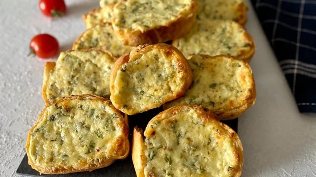 Fırında 15 Dakikada: Sarımsaklı Ekmek Dilimleri