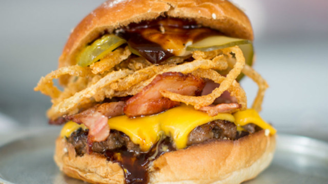 Dev Hamburger Dövmesi Yaptırana Ömür Boyu Bedava Hamburger Veren Restoran