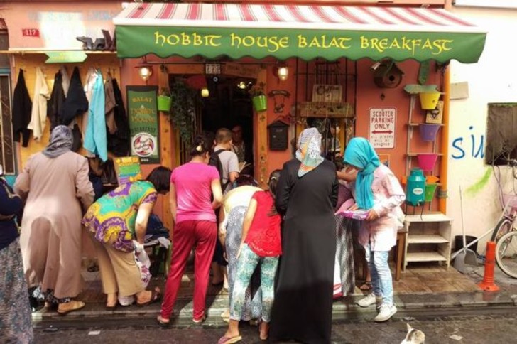 "Paylaş Kurtul" Dolaplarıyla İhtiyaç Sahiplerini Mutlu Eden Kafe: Hobbit House Balat