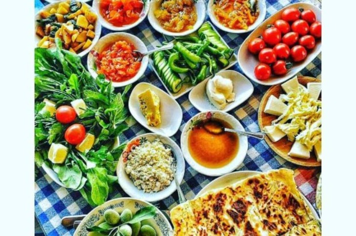 "Paylaş Kurtul" Dolaplarıyla İhtiyaç Sahiplerini Mutlu Eden Kafe: Hobbit House Balat
