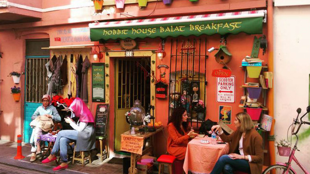 "Paylaş Kurtul" Dolaplarıyla İhtiyaç Sahiplerini Mutlu Eden Kafe: Hobbit House Balat