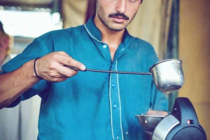 Bir Fotoğrafıyla İnternetin Yeni Fenomeni Olan Model Gibi Çaycı: Pakistanlı Arshad Khan