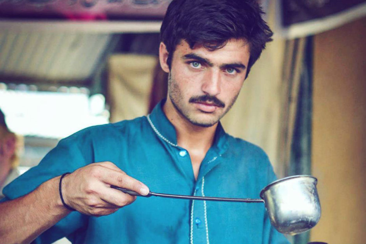 Bir Fotoğrafıyla İnternetin Yeni Fenomeni Olan Model Gibi Çaycı: Pakistanlı Arshad Khan