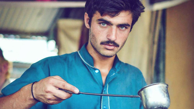 Bir Fotoğrafıyla İnternetin Yeni Fenomeni Olan Model Gibi Çaycı: Pakistanlı Arshad Khan