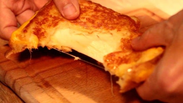 Yürek Hoplatır: Tavada Peynirli Tost