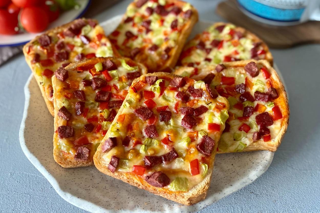 En Kolay Kahvaltılık: Fırında Ekmek Pizzası