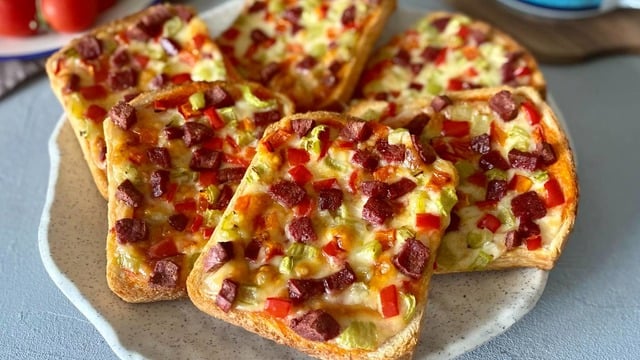 En Kolay Kahvaltılık: Fırında Ekmek Pizzası
