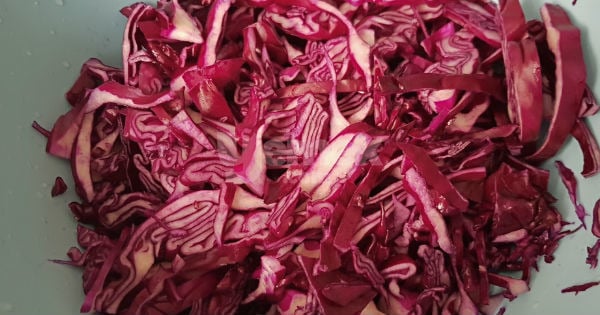 tursu-tadinda-mor-lahana-salatasi1