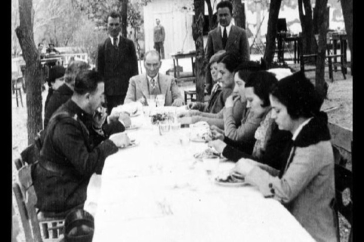21 Özel Fotoğrafla Mustafa Kemal Atatürk'ün Zarafet Dolu Sofra Adabı ve Kültürü