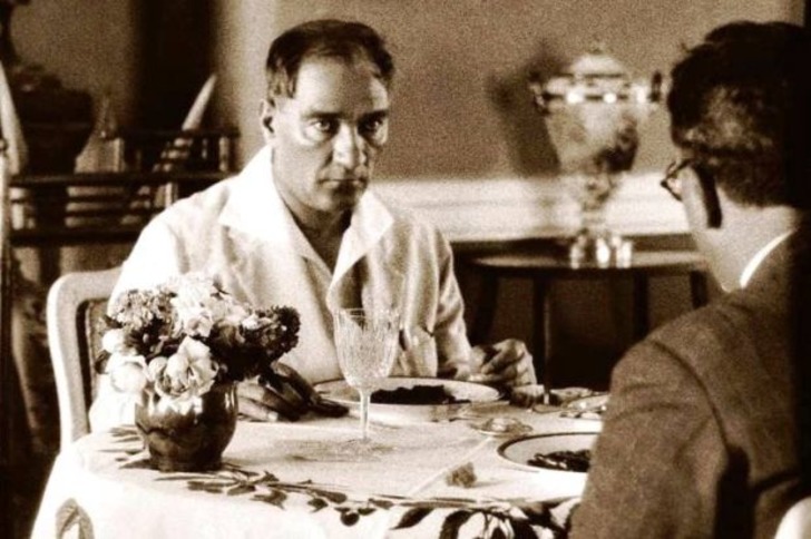 21 Özel Fotoğrafla Mustafa Kemal Atatürk'ün Zarafet Dolu Sofra Adabı ve Kültürü