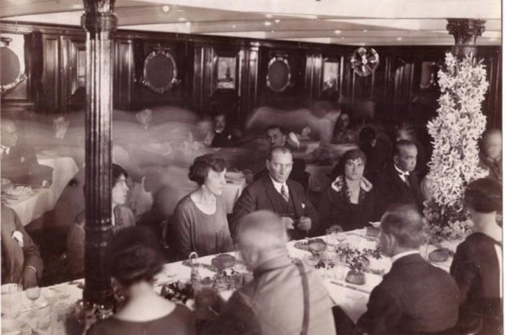 21 Özel Fotoğrafla Mustafa Kemal Atatürk'ün Zarafet Dolu Sofra Adabı ve Kültürü