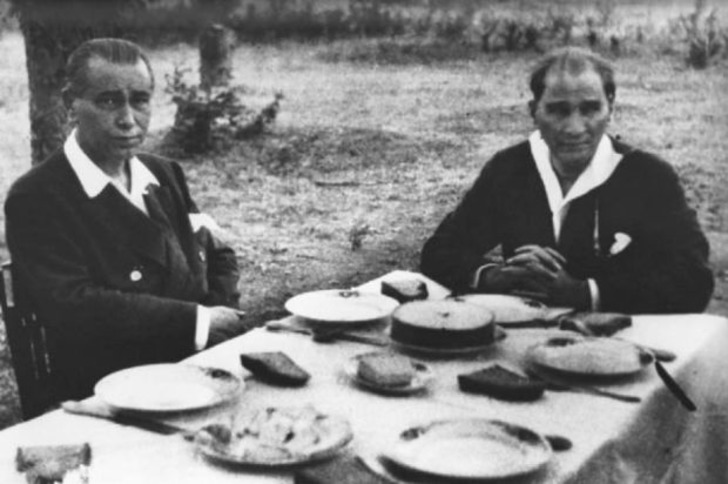 21 Özel Fotoğrafla Mustafa Kemal Atatürk'ün Zarafet Dolu Sofra Adabı ve Kültürü