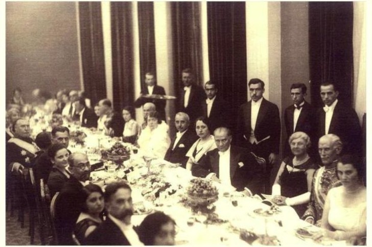 21 Özel Fotoğrafla Mustafa Kemal Atatürk'ün Zarafet Dolu Sofra Adabı ve Kültürü