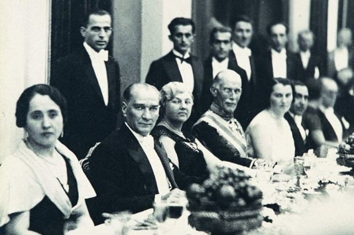 21 Özel Fotoğrafla Mustafa Kemal Atatürk'ün Zarafet Dolu Sofra Adabı ve Kültürü