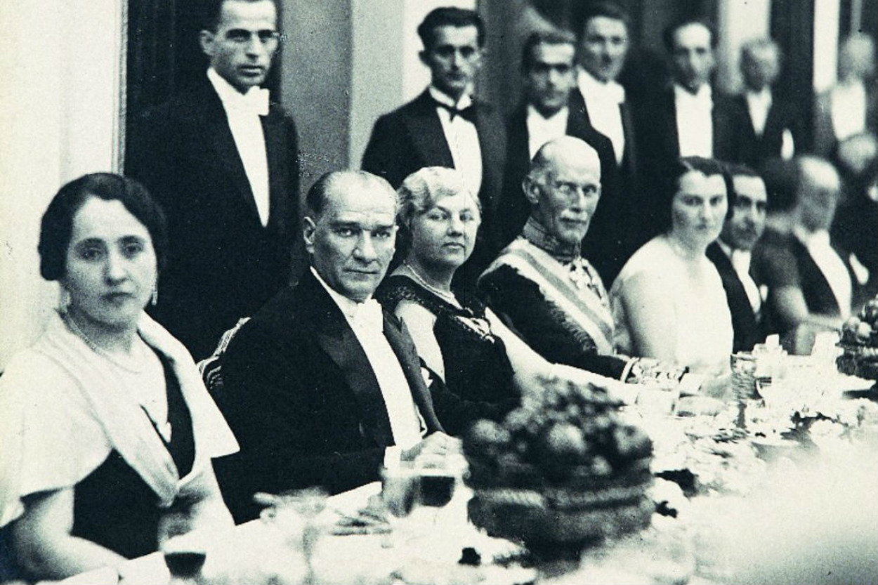 21 Özel Fotoğrafla Mustafa Kemal Atatürk'ün Zarafet Dolu Sofra Adabı ve Kültürü
