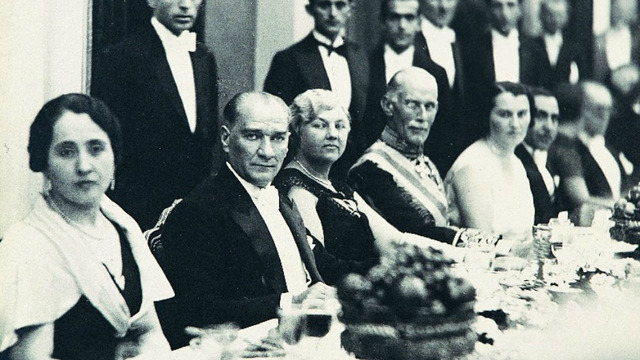 21 Özel Fotoğrafla Mustafa Kemal Atatürk'ün Zarafet Dolu Sofra Adabı ve Kültürü