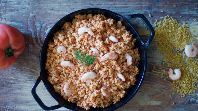 Paella Türkleşirse: Karidesli Bulgur Pilavı