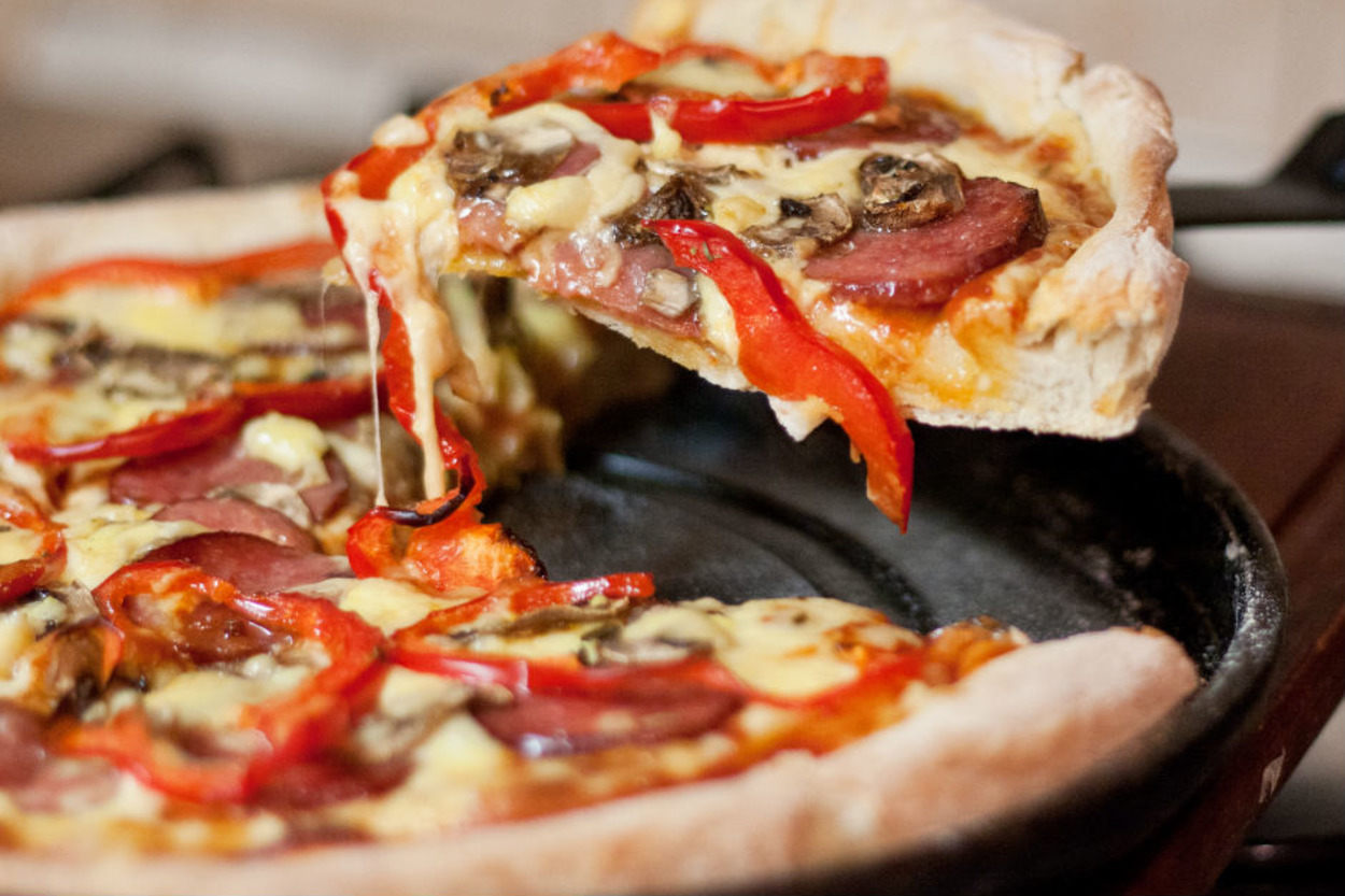 Evde Yaptığınızda Yiyen Herkesi Lezzetiyle Şaşırtacak 17 Farklı Pizza Tarifi