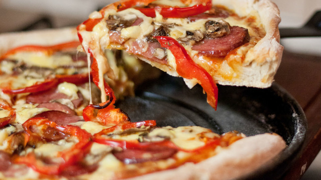 Evde Yaptığınızda Yiyen Herkesi Lezzetiyle Şaşırtacak 17 Farklı Pizza Tarifi