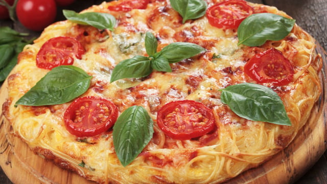 Bir Taşla İki Kuş: Makarna Tabanlı Pizza