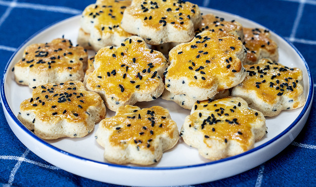 Çayın Yanı Başına: Çörek Otlu Çiçek Kurabiye