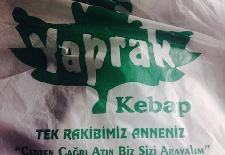 Sloganlarıyla Büyük Markalara Taş Çıkaran 13 Mizahşör Yurdum Esnafı