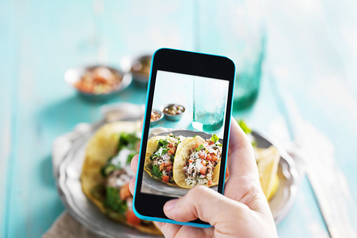 rehber-yemek-fotografi-ceken-telefon