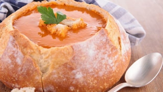 Kaseye Ne Hacet: Ekmek Çanağında Domates Çorbası