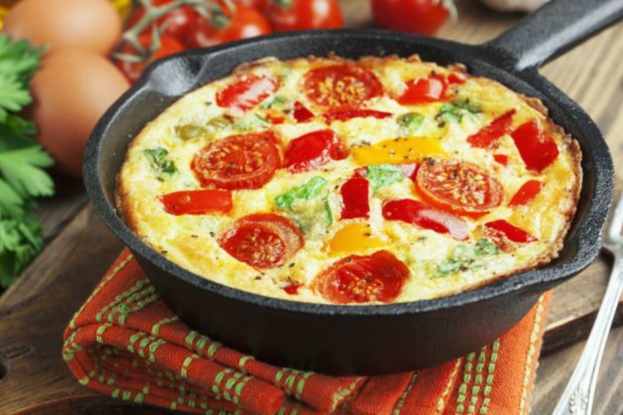 Şöyle Bol Sebzeli: Fırında Tulum Peynirli Omlet