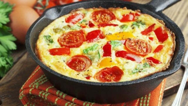 Şöyle Bol Sebzeli: Fırında Tulum Peynirli Omlet