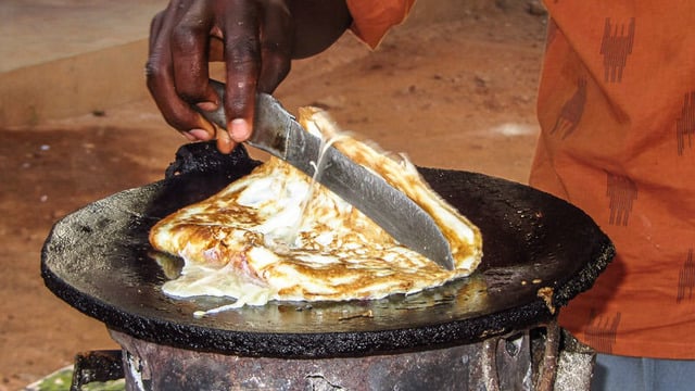 Dürümden Hallice: Uganda Sokaklarından Pide Arası Sebzeli Yumurta