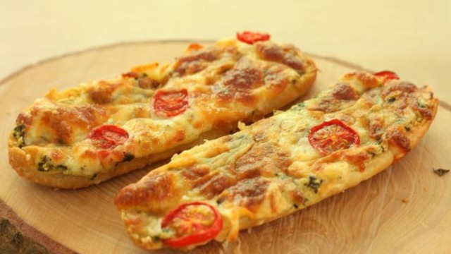 Bol Peynirli, Bol Tereyağlı: Aromalı Ekmek Dilimleri