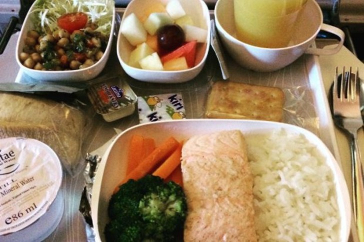 Uçaklarda Ekonomi Sınıfı ve Birinci Sınıf Yolculara Sunulan 20 İştah Açan Yemek