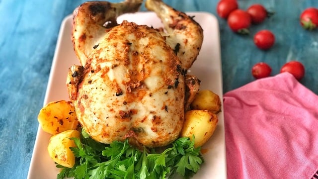 Kutlama Sofralarına: Fırında Soslu Bütün Tavuk