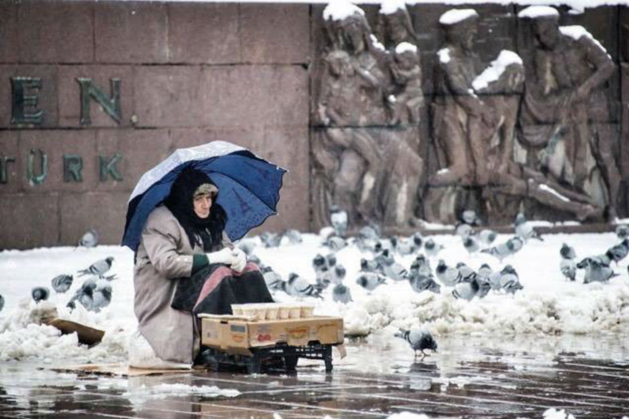 Ankara Güvenpark'ta Kuş Yemi Satan Nezegül Nine'nin İyilikle Dolu Hikayesi