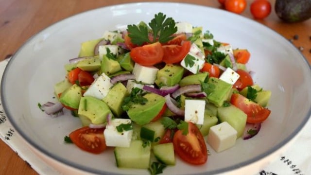 Vitamin Deposu: Peynirli Avokado Salatası