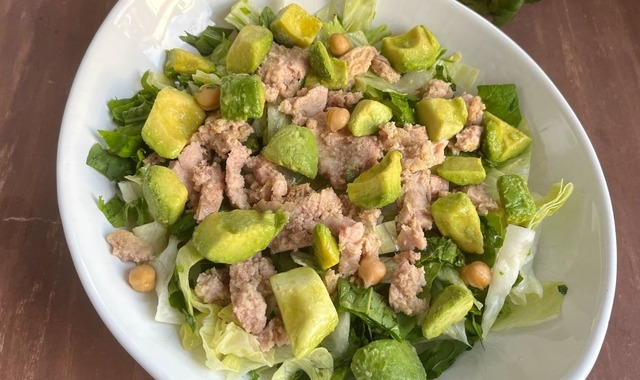 Zindelik Dolu Lezzet: Ton Balıklı Avokado Salatası