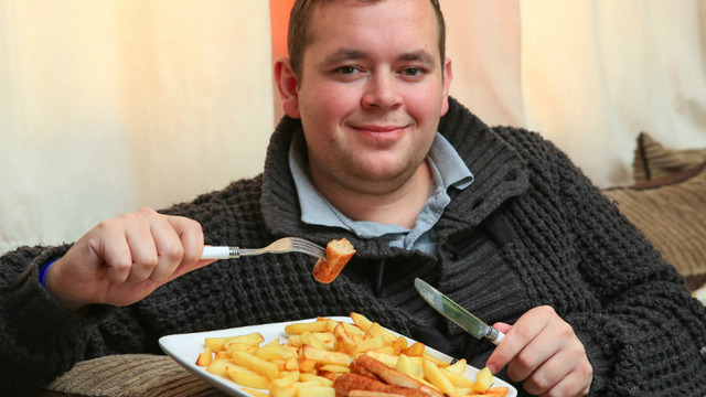 22 Yıldır Sadece Sosis ve Patates Kızartması Yiyerek Beslenen Bir Garip Adam