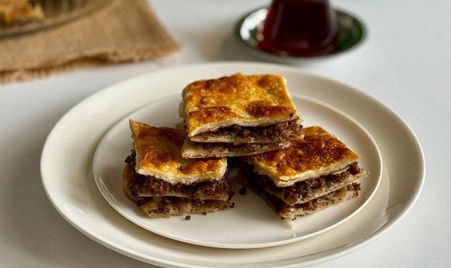 Kat Kat Hamuruyla: El Açması Kıymalı Börek