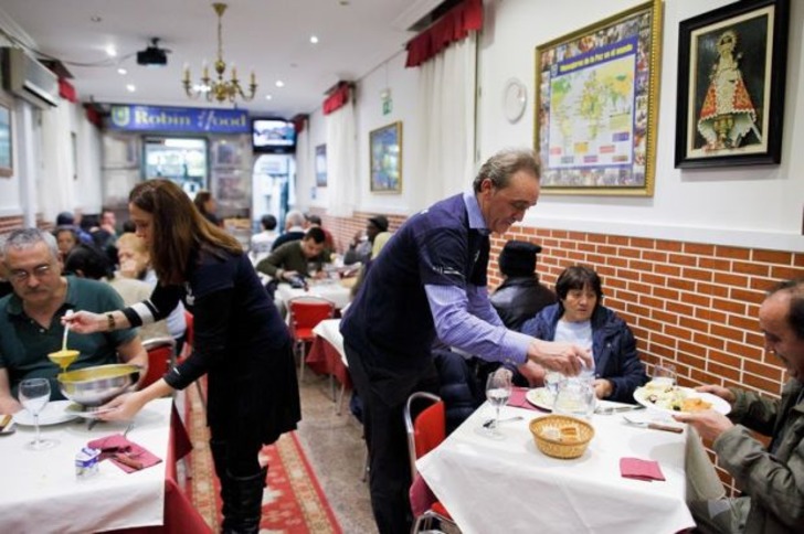 Zenginlerden Aldığı Parayla Yoksulları Doyuran Restoran: Robin Hood Restaurant