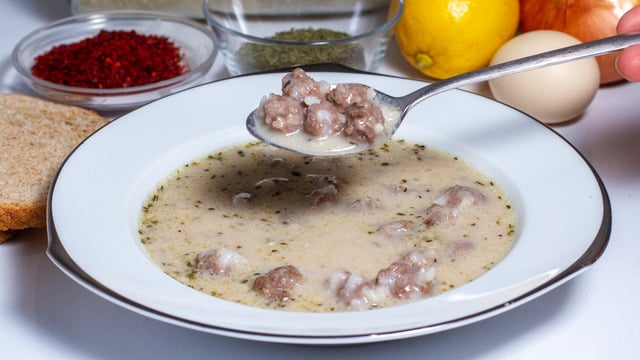Sıcak Sıcak İçilesi: Köfteli Çorba