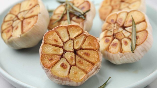 6 Diş Kavrulmuş Sarımsak Yediğinizde İlk 24 Saat İçinde Vücutta Neler Oluyor?