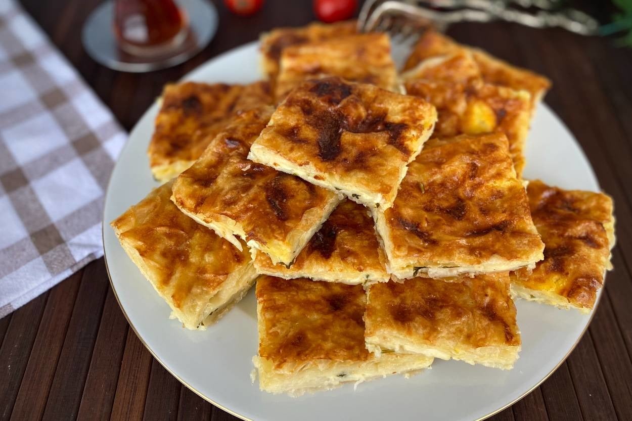 Su Böreği Tadında: Süt ve Yoğurt Soslu Börek