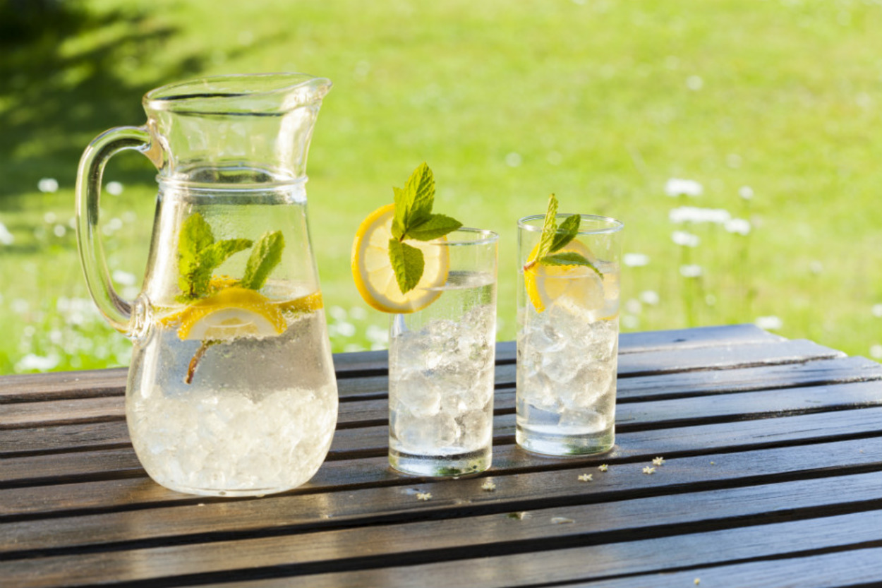 Yüzü Ekşitir Ama: Limonlu Su Zayıflatır mı, Zayıflatmaz mı?