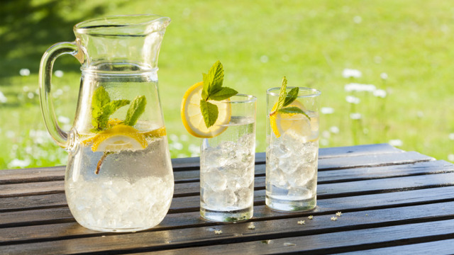 Yüzü Ekşitir Ama: Limonlu Su Zayıflatır mı, Zayıflatmaz mı?