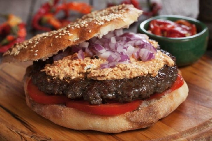 Tek Başına Sofrada Bir Şenlik Havası Yaratan 12 Efsane Yemek Tarifi