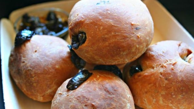 Sofraların Tazecik Konuğu: Zeytinli Mini Ekmekler
